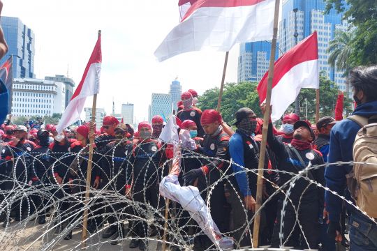 Buruh paksa terobos barikade polisi di Jalan Merdeka Barat