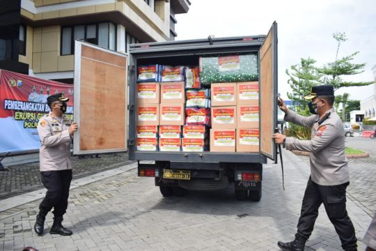 Polresta Sidoarjo kirimkan tiga truk bantuan korban Semeru