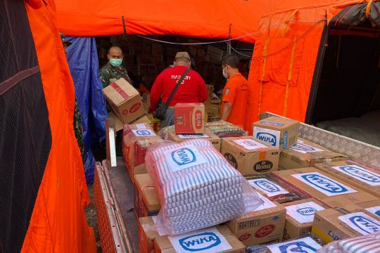 WIKA cepat tanggap distribusi bantuan logistik - trauma healing bagi warga terdampak erupsi Semeru, Lumajang