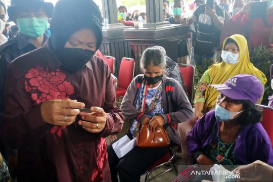 Mensos Risma saksikan pencairan Bansos PKH dan BPNT di Sintang Kalbar