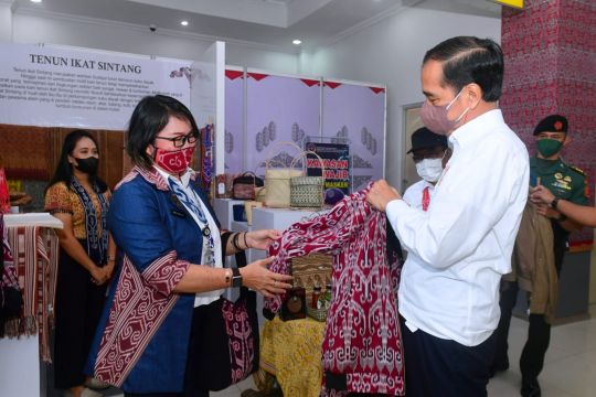 Presiden Jokowi beli jaket bermotif khas Dayak Sintang
