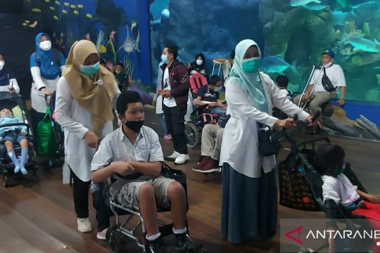 Ratusan pengunjung difabel rekreasi gratis di Ancol