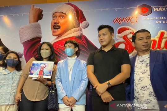 Tim "KNK: Santa Claus dari Jakarta" beri tali asih untuk Rony Dozer