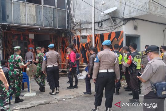 Petugas gabungan lakukan pengosongan kantor ormas Pemuda Pancasila
