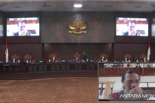 Saksi terisak-isak ceritakan tanah masyarakat diduga dirampas TNI