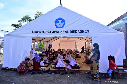 Anak-anak korban letusan Gunung Semeru belajar di tenda darurat