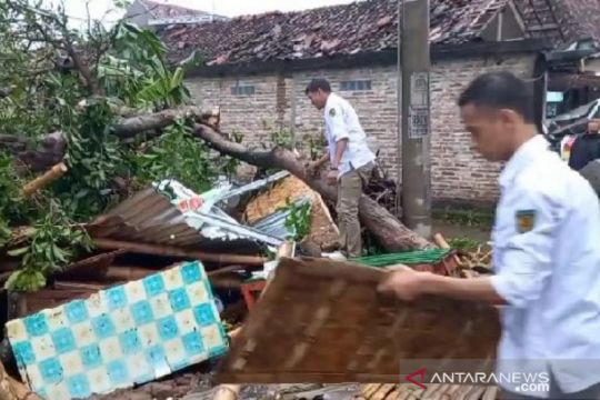 Ratusan rumah warga di Kabupaten Madiun rusak diterjang angin kencang