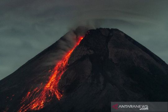 Guguran lava pijar Merapi meluncur 15 kali ke arah barat daya