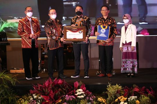 Wali Kota Surabaya terima penghargaan bidang pendidikan dari Unair