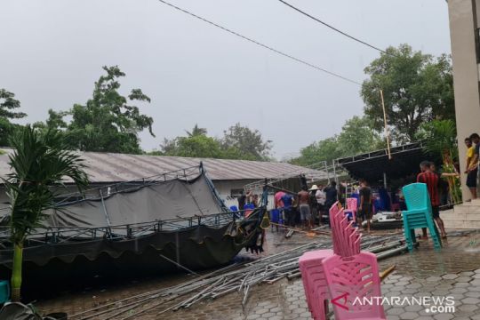 Angin kencang merusak rumah warga di Pulau Adonara