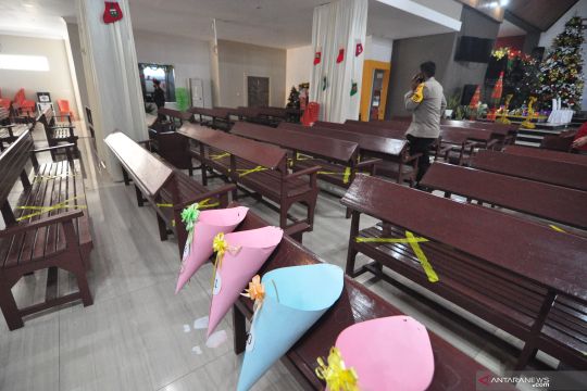 Umat nasrani di Palu gelar ibadah natal di gedung gereja dengan prokes