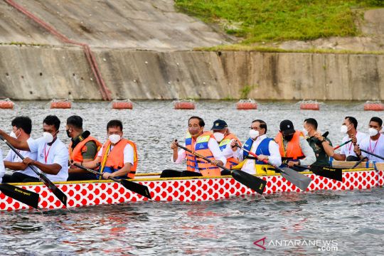 Presiden Jokowi dayung perahu naga di bendungan Ladongi