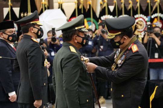 Kapolri anugerahkan Bintang Bhayangkara Pratama ke pati Polri-TNI, ASN