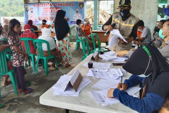 Polres Pesawaran Lampung gelar vaksinasi di Pulau Pahawang dan Legundi