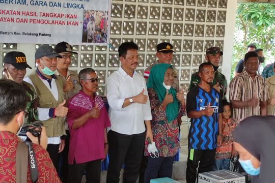 Kemensos salurkan bantuan Rp400 juta untuk Suku Laut Batam