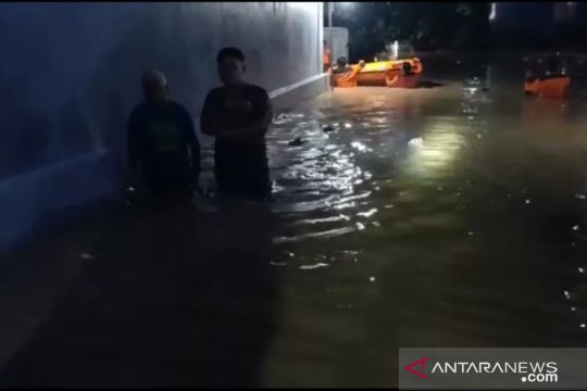 Petugas evakuasi korban banjir Gladak Anyar dengan perahu karet