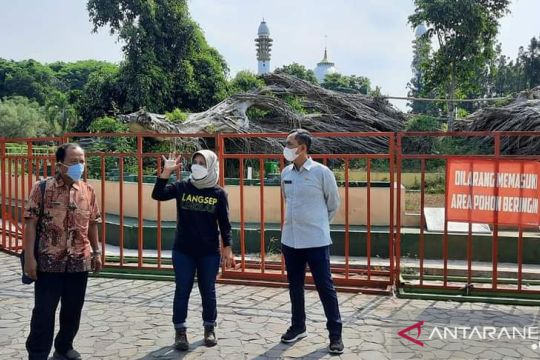 Pemkab Lumajang tutup alun-alun hingga objek wisata menjelang 2022