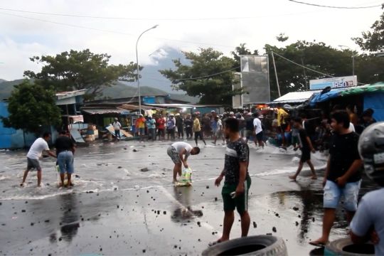Akses jalan di Kota Baru Ternate masih dihantam gelombang