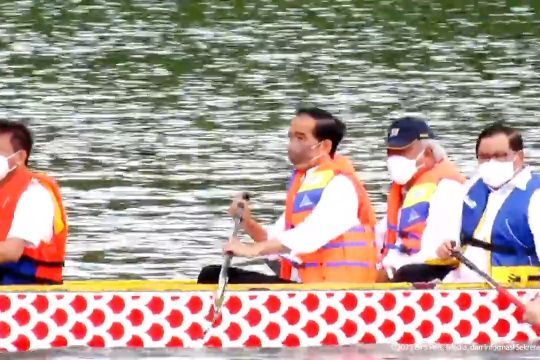 Dayung perahu naga, presiden resmikan Bendungan Ladongi