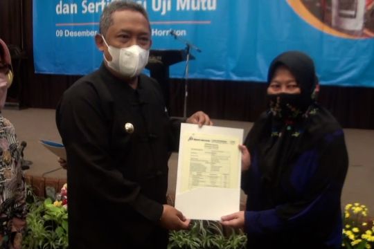 Disdagin Kota Bandung serahkan sertifikasi halal dan uji mutu gratis