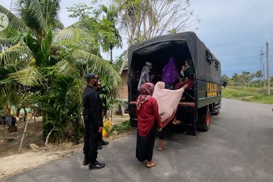 Brimob Polda Aceh antar jemput warga pedalaman ke gerai vaksin
