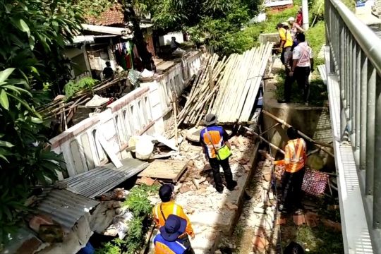 KAI Daop 3 Cirebon tertibkan bangunan liar sekitar jalur rel 