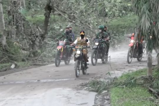 Kepala BNPB naik motor trail tinjau lokasi bencana Gunung Semeru