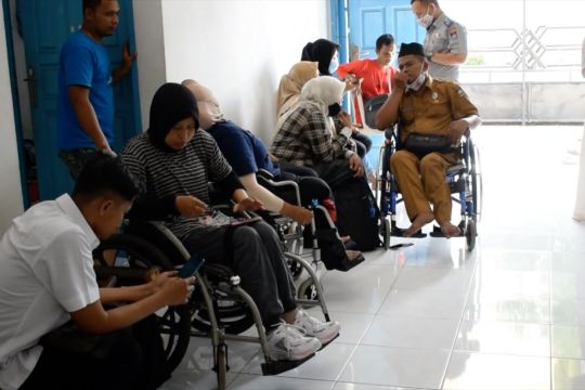 Penyandang disabilitas di Padang dapat bantuan alat kesehatan