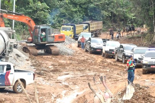 Perbaikan jalan lambat, Wagub Riau duga ada kelalaian kontraktor