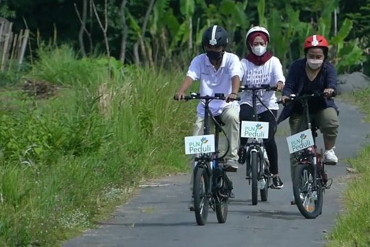 Berwisata sepeda listrik keliling desa di Borobudur