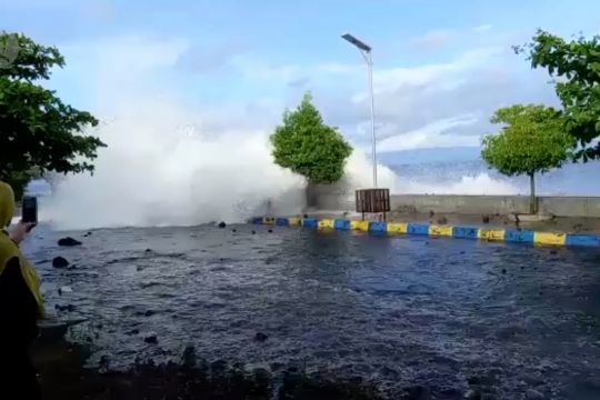 Rumah warga di Ternate rusak akibat gelombang air pasang