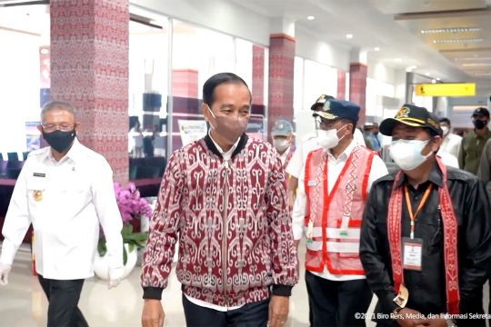 Saat Presiden Jokowi dirayu beli jaket bermotif khas Dayak Sintang