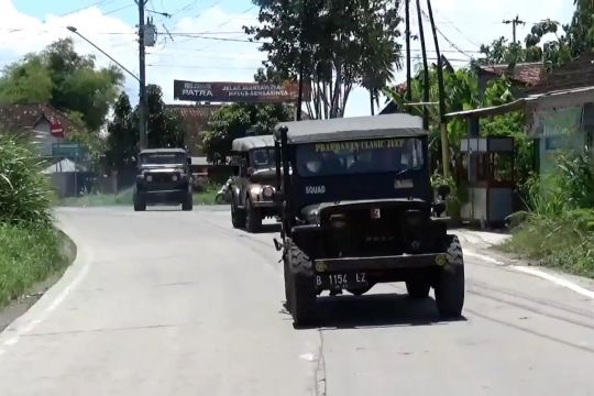Wisata berkeliling desa menggunakan jeep klasik