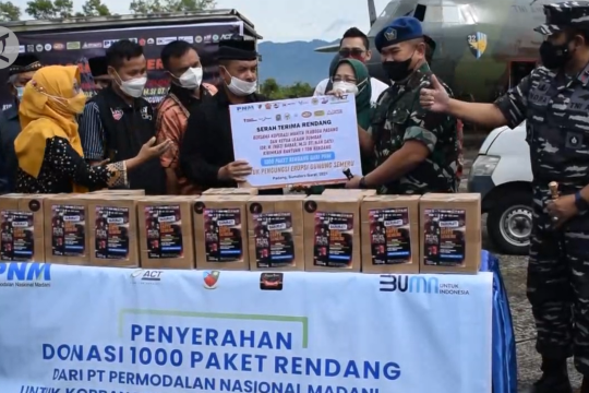 Warga Sumbar salurkan 1.000 paket bantuan rendang untuk korban Semeru