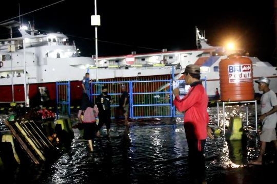 Cuaca ekstrem, pelayaran kapal antarpulau di Malut tetap beroperasi