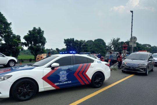 Petugas terapkan "contraflow" Tol Jakarta-Cikampek urai kepadatan