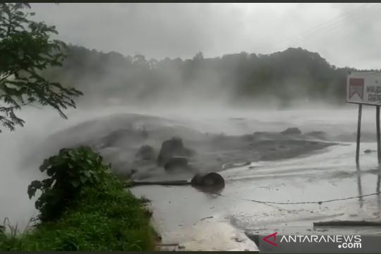 Gunung Semeru luncurkan awan panas, berdampak hujan abu vulkanik