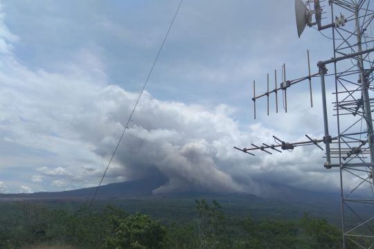 Gunung Semeru kembali luncurkan awan panas guguran