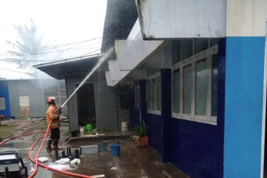 Ruang perpustakaan SMK Penerbangan di Makassar terbakar