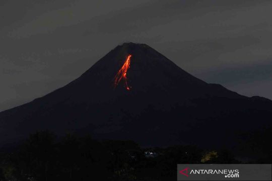 Guguran lava pijar Merapi meluncur ke barat daya sejauh 1,5 km