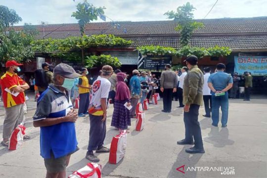 Presiden Jokowi bagikan BLT untuk pedagang di Pasar Gemolong Sragen