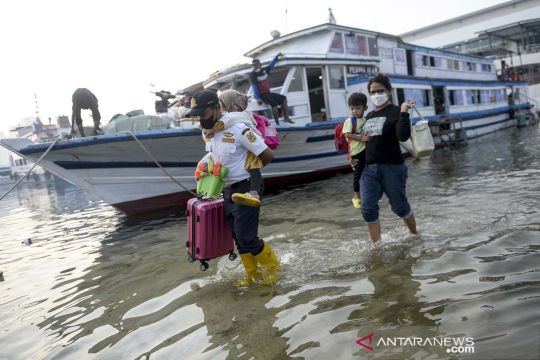 Banjir rob di Pelabuhan Kali Adem Jakarta