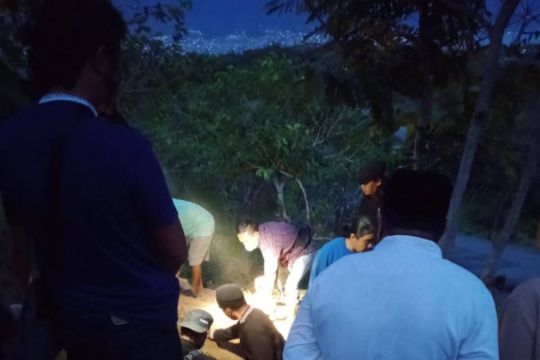 Pemakaman jazad DPO teroris Poso di Palu disaksikan keluarga