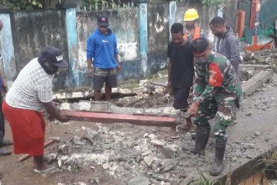 Prajurit TNI bantu evakuasi korban banjir dan longsor di Jayapura