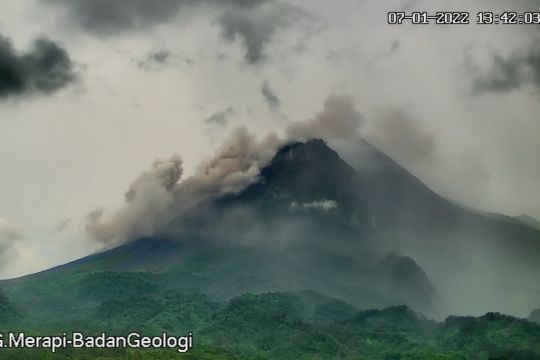 Gunung Merapi luncurkan guguran awan panas dua kali hingga 2,5 km