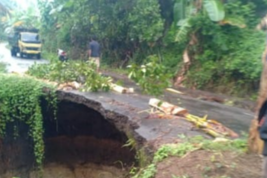 Akibat longsor, jalan provinsi di Kabupaten Sikka NTT terancam putus