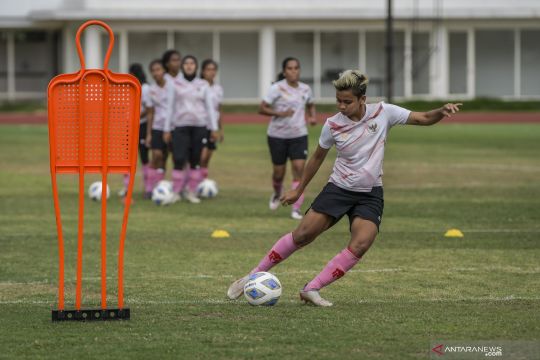 Timnas sepak bola putri berlatih jelang Piala Asia Wanita 2022