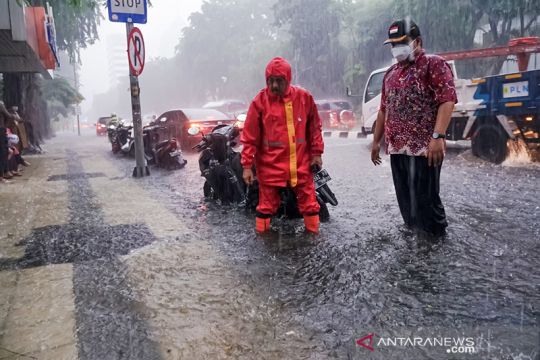 Hujan deras akibatkan sejumlah wilayah di Surabaya tergenang