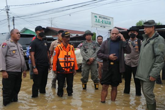 Tim SAR gabungan evakuasi korban banjir dan longsor Papua