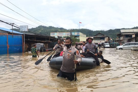 380 personel Polda Papua bantu penanganan banjir dan Longsor Jayapura